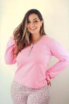 Pijama feminino inverno em malha de algodão de camiseta com botões rosa e calça flare estampada oncinha Pijama feminino inverno em malha de algodão de camiseta com botões rosa e calça flare estampada oncinha