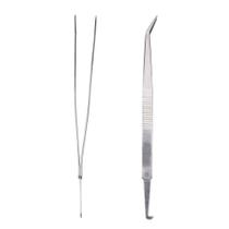 Pinça Curva Com Pescador ajudando a deslizar o friso no aparelho