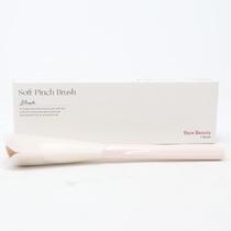 Pincel de Blush Rare Beauty - Aplicação Perfeita