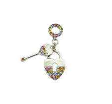 Pingente avulso coração com chave e cravação colorida banhado a ródio branco Pingente avulso coração com chave e cravação colorida banhado a ródio branco