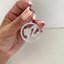 Pingente Barbie Redondo Semijoia Feminina com Design Icônico em Ródio Branco Simonatto