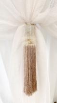 Pingente de Cortina Tannat com Franja e Fita de Strass com Pluma, na Cor Bege Pingente de Cortina Tannat com Franja e Fita de Strass com Pluma, na Cor Bege