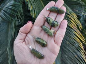 Pingente de Jade Nefrita Rolada - Energias Puras e Ancestrais para Tranquilidade e Proteção Pingente de Jade Nefrita Rolada - Energias Puras e Ancestrais para Tranquilidade e Proteção