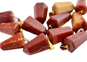 Pingente de Quartzo Vermelho com Montagem Dourada - 03 Peças Atacado Pingente de Quartzo Vermelho com Montagem Dourada - 03 Peças Atacado