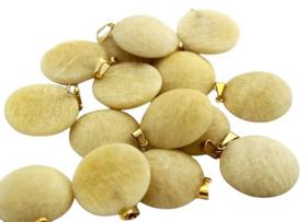 Pingente Disco Liso de Feldspato Branco Natural com Pino Dourado - Atacado