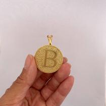 Pingente Inicial Redondo Texturizado Semijoia com Letra Banhada a Ouro 18k Simonatto