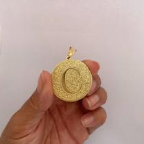 Pingente Inicial Redondo Texturizado Semijoia com Letra Banhada a Ouro 18k Simonatto