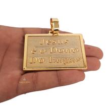 Pingente Jesus Dono Do Lugar Placa - 5,5x6cm - 17g - Cordões de 10mm a 16mm - Banhado a Ouro 18k