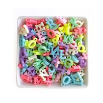 Pingente Letras Candy Color Claro 50un 9x14mm Para Pulseira Colar