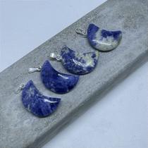 Pingente lua mini sodalita - foco em prata 950 Pingente lua mini sodalita - foco em prata 950