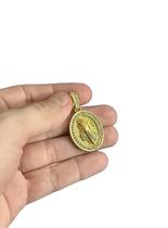 Pingente Mão Rezando Redondo Banhado A Ouro 18K