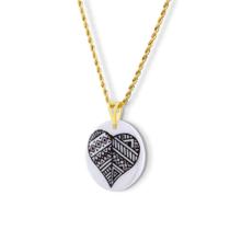 Pingente Medalha com Coração Preto e Branco em porcelana