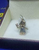 Pingente Menina Boneca Com Margarida na Mão Vestido Ouro Branco Ouro 18 Kilates Peso 0.50 Grama 17 mm Pingente Menina Boneca Com Margarida na Mão Vestido Ouro Branco Ouro 18 Kilates Peso 0.50 Grama 17 mm