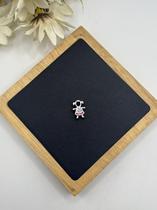 Pingente Menina Cravejado em Microzircônias Vazado Coloridas Banhado a Prata Pingente Menina Cravejado em Microzircônias Vazado Coloridas Banhado a Prata