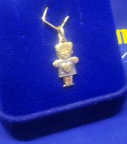 Pingente Meninas Coração no Peito Detalhes Ouro Branco Ouro 18 Kilates Peso 0.44 Grama 22 mm