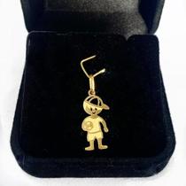 Pingente Menino Com Bola Fosco Em Ouro 18k