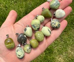 Pingente Rolado de Jade Nefrita - Tranquilidade , Honestidade