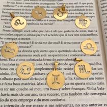 Pingente Signo Medalha Vazada Semijoia Feminina com Significado e Estilo Atemporal Banhada a Ouro 18k ou Ródio Branco