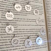 Pingente Signo Medalha Vazada Semijoia Feminina com Significado e Estilo Atemporal Banhada a Ouro 18k ou Ródio Branco Pingente Signo Medalha Vazada Semijoia Feminina com Significado e Estilo Atemporal Banhada a Ouro 18k ou Ródio Branco