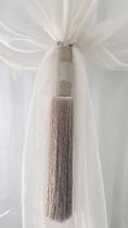 Pingentede Cortina Alexandria com Franjas e Fita de Brilho, na Cor Bege Pingentede Cortina Alexandria com Franjas e Fita de Brilho, na Cor Bege