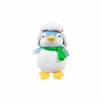 Pinguim de pelúcia com chapéu de inverno e cachecol Pinguim de pelúcia com chapéu de inverno e cachecol