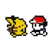 Pins De Esmalte Pokémon Pikachu 2 Peças, Broche De Metal Com Design De Máquina De Jogo Para Mochila,