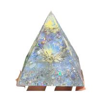 Pirâmide De Orgonite Com Flor De Lótus Branca E Opala, Peça Decorativa Para Energização Do Lar