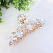 Piranha de Metal Dourada com Flores Brancas e Strass Grande