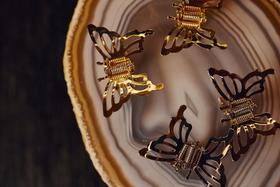 Piranha Metálica Borboleta Dourada Média para Cabelo