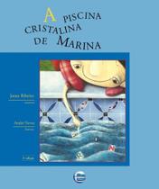 Piscina cristalina de marina, a