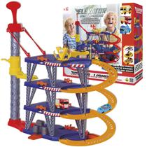 Pista Estacionamento Com Carrinho e Acessórios Elevador Mega Parking Infantil - Samba Toys Pista Estacionamento Com Carrinho e Acessórios Elevador Mega Parking Infantil - Samba Toys
