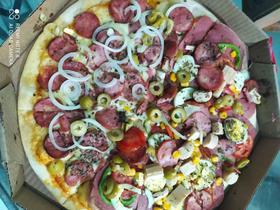 Pizza de calabresa com português