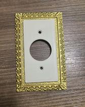 PLACA 2X4 MARINJET BRANCO/DOURADO TOMADA REDONDa PLACA 2X4 MARINJET BRANCO/DOURADO TOMADA REDONDa