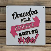 Placa Alto Relevo Desculpa Pela Bagunça Em Mdf 44cm