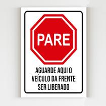 Placa aviso pare aguarde o veiculo da frente ser liberado A4