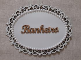 Placa Banheiro Mdf branco com detalhes arabescos e perolas 25,5x21cm Placa Banheiro Mdf branco com detalhes arabescos e perolas 25,5x21cm