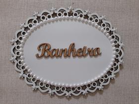 Placa Banheiro Mdf branco com detalhes arabescos e perolas 25,5x21cm