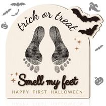 Placa de arte de madeira com pegada de Halloween para o primeiro Halloween do bebê