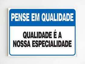 Placa de aviso pense em qualidade é nossa especialidade