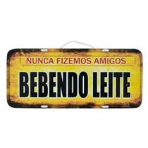 Placa de Carro Decorativa em Madeira - Nunca Fizemos Amigos Bebendo Leite!