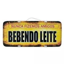 Placa De Carro Decorativa Nunca Fizemos Amigos Bebendo Leite