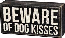 Placa de decoração de madeira Primitives de Kathy 'Beware of Dog Kisses'