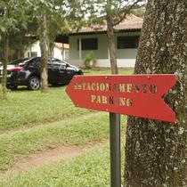 Placa de Estacionamento Parking - Sentido Esquerdo - Aço - Vermelho Placa de Estacionamento Parking - Sentido Esquerdo - Aço - Vermelho