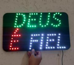 Placa de led Letreiro Deus é fiel