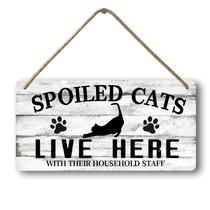 Placa de madeira pendurada para decoração de parede para gatos de 12x6cm Spoiled Cats Live Here