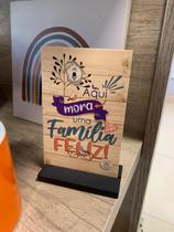 Placa de mesa aqui mora uma família feliz