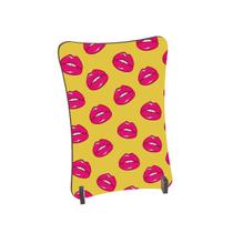 Placa de Mesa Curvo Bocas com batom rosa fundo amarelo Placa de Mesa Curvo Bocas com batom rosa fundo amarelo