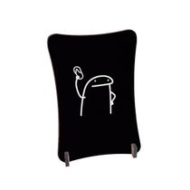 Placa de Mesa Curvo Florkofcows segurando chinelo Placa de Mesa Curvo Florkofcows segurando chinelo