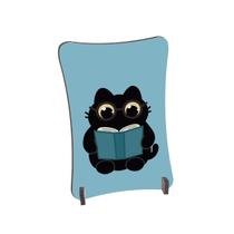 Placa de Mesa Curvo Gatinho preto fofo lendo livro
