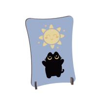 Placa de Mesa Curvo Gatinho preto fofo tentando pegar o sol Placa de Mesa Curvo Gatinho preto fofo tentando pegar o sol